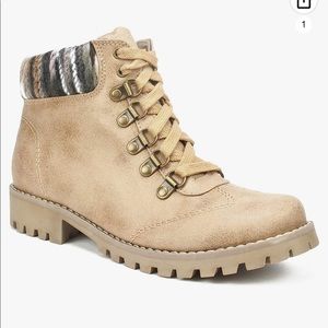 Cliff Ankle Boots for Fall. Size 8.5. Like New. Tan. Perfect for Fall & Winter